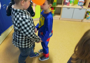 Bartuś i Oliwier tańczą z balonem